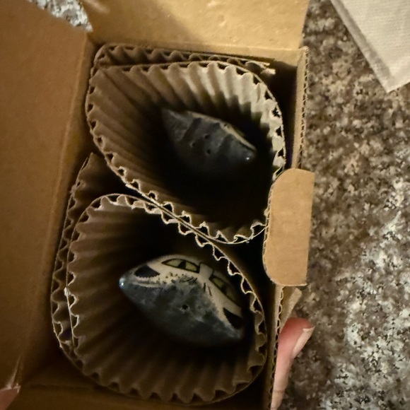 Cat Salt and Pepper Shakers - Black and White - Picture 2 of 3